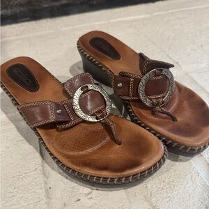 Minnetonka Denver Brown Leather Slide Wedge Sandal Thong Medallion Womens Sz 7